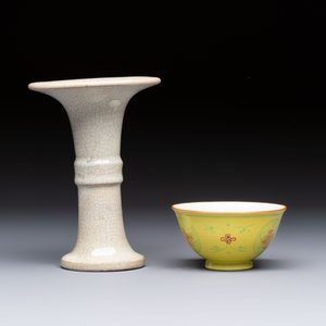 A Chinese Ge-ware archaistic 'Gu' vase, a white-glazed anhua-decorated ink stone and a yellow-ground bowl, 20th C. — photo 5