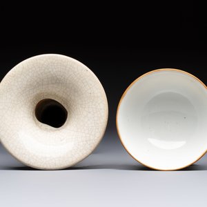 A Chinese Ge-ware archaistic 'Gu' vase, a white-glazed anhua-decorated ink stone and a yellow-ground bowl, 20th C. — photo 6