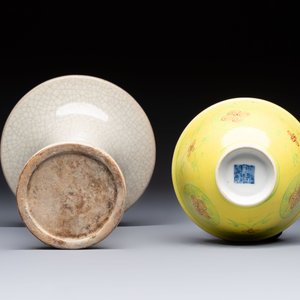 A Chinese Ge-ware archaistic 'Gu' vase, a white-glazed anhua-decorated ink stone and a yellow-ground bowl, 20th C. — photo 7