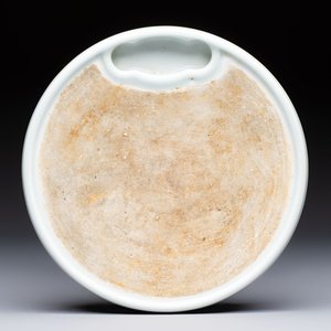 A Chinese Ge-ware archaistic 'Gu' vase, a white-glazed anhua-decorated ink stone and a yellow-ground bowl, 20th C. — photo 8