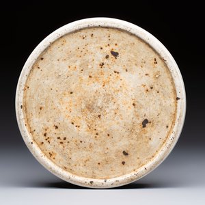 A Chinese Ge-ware archaistic 'Gu' vase, a white-glazed anhua-decorated ink stone and a yellow-ground bowl, 20th C. — photo 9