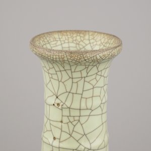 A Chinese ge ware bottle vase, 18th century — 照片 6