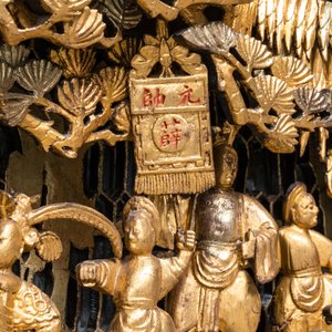 A Chinese gilded wood carving on matching pillars, 19th C. — photo 22