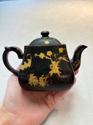 A Chinese gilt and black-lacquered Yixing teapot and cover, Qianlong mark and of the period — photo 1