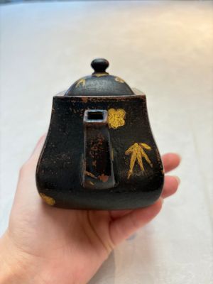 A Chinese gilt and black-lacquered Yixing teapot and cover, Qianlong mark and of the period — photo 2