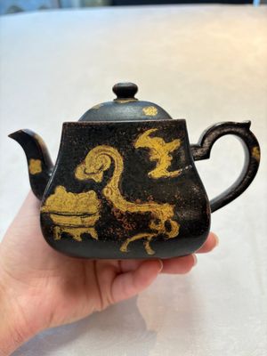 A Chinese gilt and black-lacquered Yixing teapot and cover, Qianlong mark and of the period — photo 3