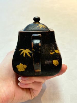 A Chinese gilt and black-lacquered Yixing teapot and cover, Qianlong mark and of the period — photo 4