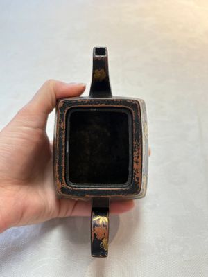 A Chinese gilt and black-lacquered Yixing teapot and cover, Qianlong mark and of the period — photo 5