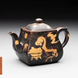 A Chinese gilt and black-lacquered Yixing teapot and cover, Qianlong mark and of the period — photo 1