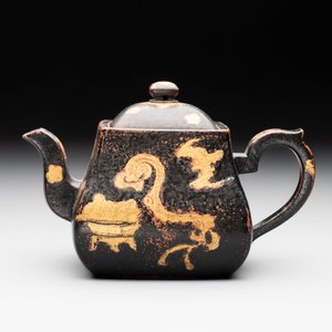 A Chinese gilt and black-lacquered Yixing teapot and cover, Qianlong mark and of the period — photo 2