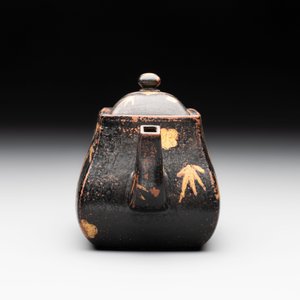 A Chinese gilt and black-lacquered Yixing teapot and cover, Qianlong mark and of the period — photo 3