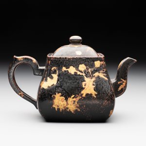 A Chinese gilt and black-lacquered Yixing teapot and cover, Qianlong mark and of the period — photo 4