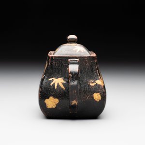 A Chinese gilt and black-lacquered Yixing teapot and cover, Qianlong mark and of the period — photo 5