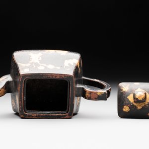 A Chinese gilt and black-lacquered Yixing teapot and cover, Qianlong mark and of the period — photo 6