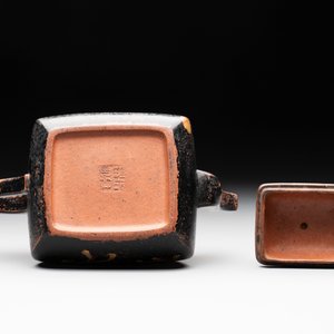 A Chinese gilt and black-lacquered Yixing teapot and cover, Qianlong mark and of the period — photo 7