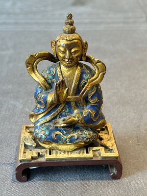A Chinese gilt and champlevé enamelled bronze Bodhisattva on a carved stone stand, Qing — photo 1