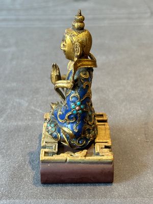A Chinese gilt and champlevé enamelled bronze Bodhisattva on a carved stone stand, Qing — photo 2
