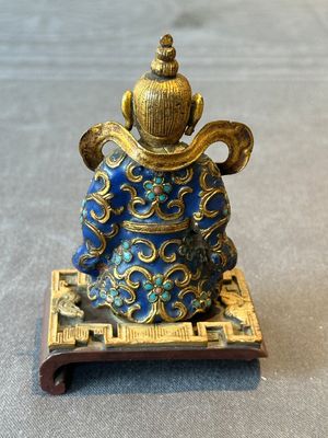 A Chinese gilt and champlevé enamelled bronze Bodhisattva on a carved stone stand, Qing — photo 3