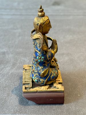 A Chinese gilt and champlevé enamelled bronze Bodhisattva on a carved stone stand, Qing — photo 4