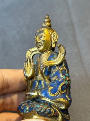 A Chinese gilt and champlevé enamelled bronze Bodhisattva on a carved stone stand, Qing — photo 5
