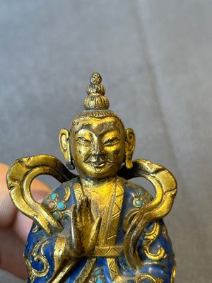 A Chinese gilt and champlevé enamelled bronze Bodhisattva on a carved stone stand, Qing — photo 6