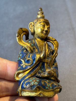 A Chinese gilt and champlevé enamelled bronze Bodhisattva on a carved stone stand, Qing — photo 7