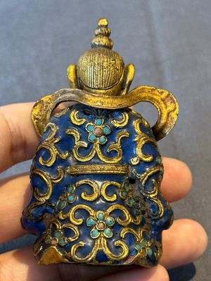 A Chinese gilt and champlevé enamelled bronze Bodhisattva on a carved stone stand, Qing — photo 8