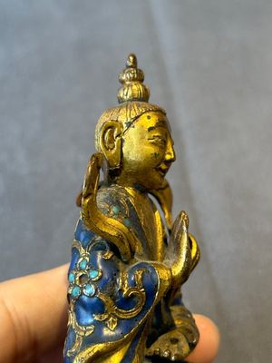 A Chinese gilt and champlevé enamelled bronze Bodhisattva on a carved stone stand, Qing — photo 9