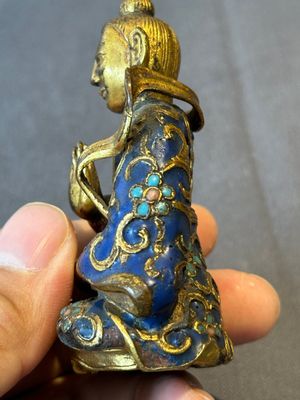 A Chinese gilt and champlevé enamelled bronze Bodhisattva on a carved stone stand, Qing — photo 10
