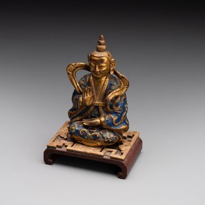 A Chinese gilt and champlevé enamelled bronze Bodhisattva on a carved stone stand, Qing — photo 1
