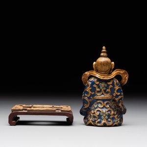A Chinese gilt and champlevé enamelled bronze Bodhisattva on a carved stone stand, Qing — photo 3