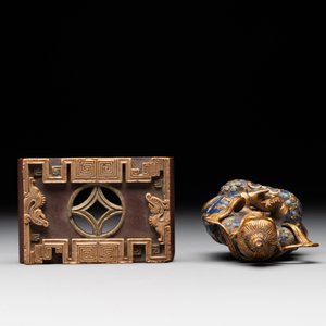 A Chinese gilt and champlevé enamelled bronze Bodhisattva on a carved stone stand, Qing — photo 4