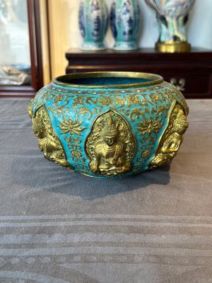 A Chinese gilt and champlevé enamelled bronze bowl with Buddhas in relief, 19/20th C. — 照片 1