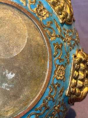 A Chinese gilt and champlevé enamelled bronze bowl with Buddhas in relief, 19/20th C. — 照片 11