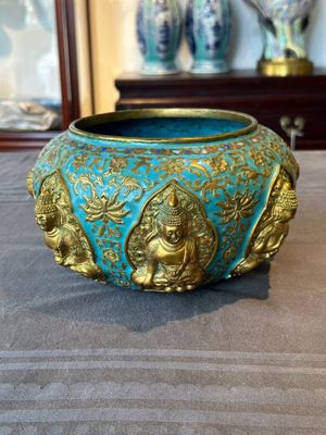 A Chinese gilt and champlevé enamelled bronze bowl with Buddhas in relief, 19/20th C. — 照片 2