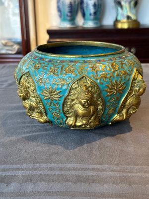 A Chinese gilt and champlevé enamelled bronze bowl with Buddhas in relief, 19/20th C. — 照片 3