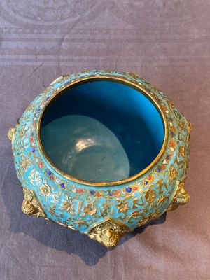 A Chinese gilt and champlevé enamelled bronze bowl with Buddhas in relief, 19/20th C. — 照片 4