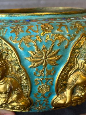 A Chinese gilt and champlevé enamelled bronze bowl with Buddhas in relief, 19/20th C. — 照片 5