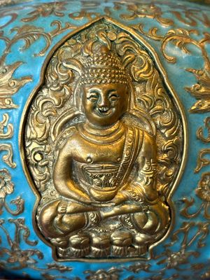 A Chinese gilt and champlevé enamelled bronze bowl with Buddhas in relief, 19/20th C. — 照片 6