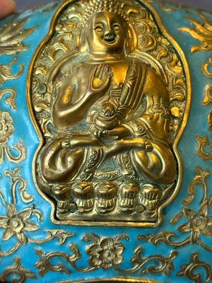 A Chinese gilt and champlevé enamelled bronze bowl with Buddhas in relief, 19/20th C. — 照片 8