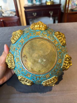 A Chinese gilt and champlevé enamelled bronze bowl with Buddhas in relief, 19/20th C. — 照片 9