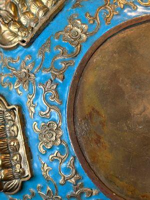 A Chinese gilt and champlevé enamelled bronze bowl with Buddhas in relief, 19/20th C. — 照片 10