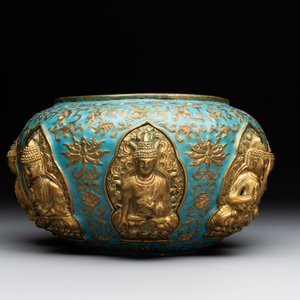 A Chinese gilt and champlevé enamelled bronze bowl with Buddhas in relief, 19/20th C. — 照片 2