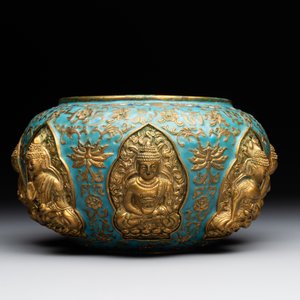 A Chinese gilt and champlevé enamelled bronze bowl with Buddhas in relief, 19/20th C. — 照片 3