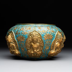 A Chinese gilt and champlevé enamelled bronze bowl with Buddhas in relief, 19/20th C. — 照片 4