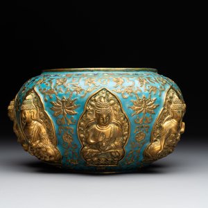 A Chinese gilt and champlevé enamelled bronze bowl with Buddhas in relief, 19/20th C. — 照片 5