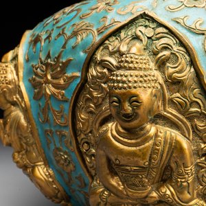 A Chinese gilt and champlevé enamelled bronze bowl with Buddhas in relief, 19/20th C. — 照片 6