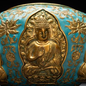A Chinese gilt and champlevé enamelled bronze bowl with Buddhas in relief, 19/20th C. — 照片 7