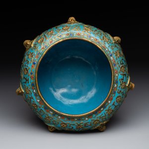 A Chinese gilt and champlevé enamelled bronze bowl with Buddhas in relief, 19/20th C. — 照片 8