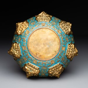 A Chinese gilt and champlevé enamelled bronze bowl with Buddhas in relief, 19/20th C. — 照片 9